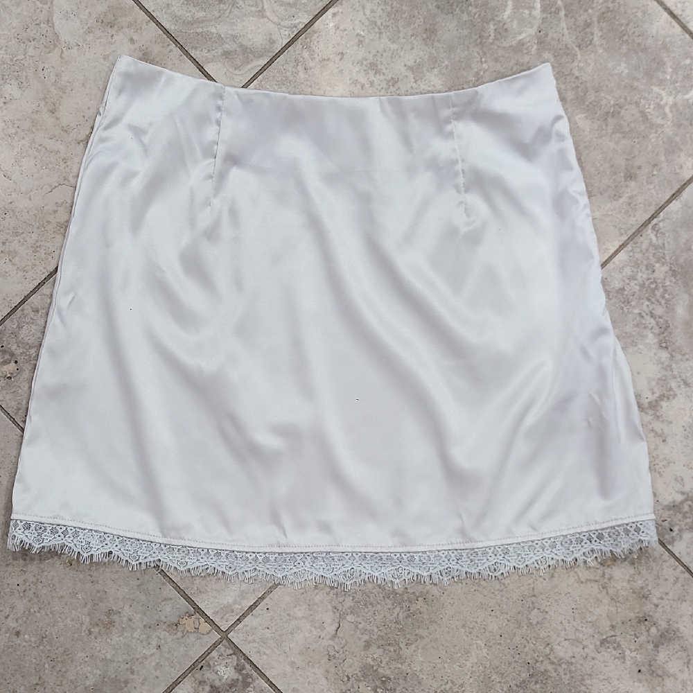 Chic White Lace Hem Mini Skirt